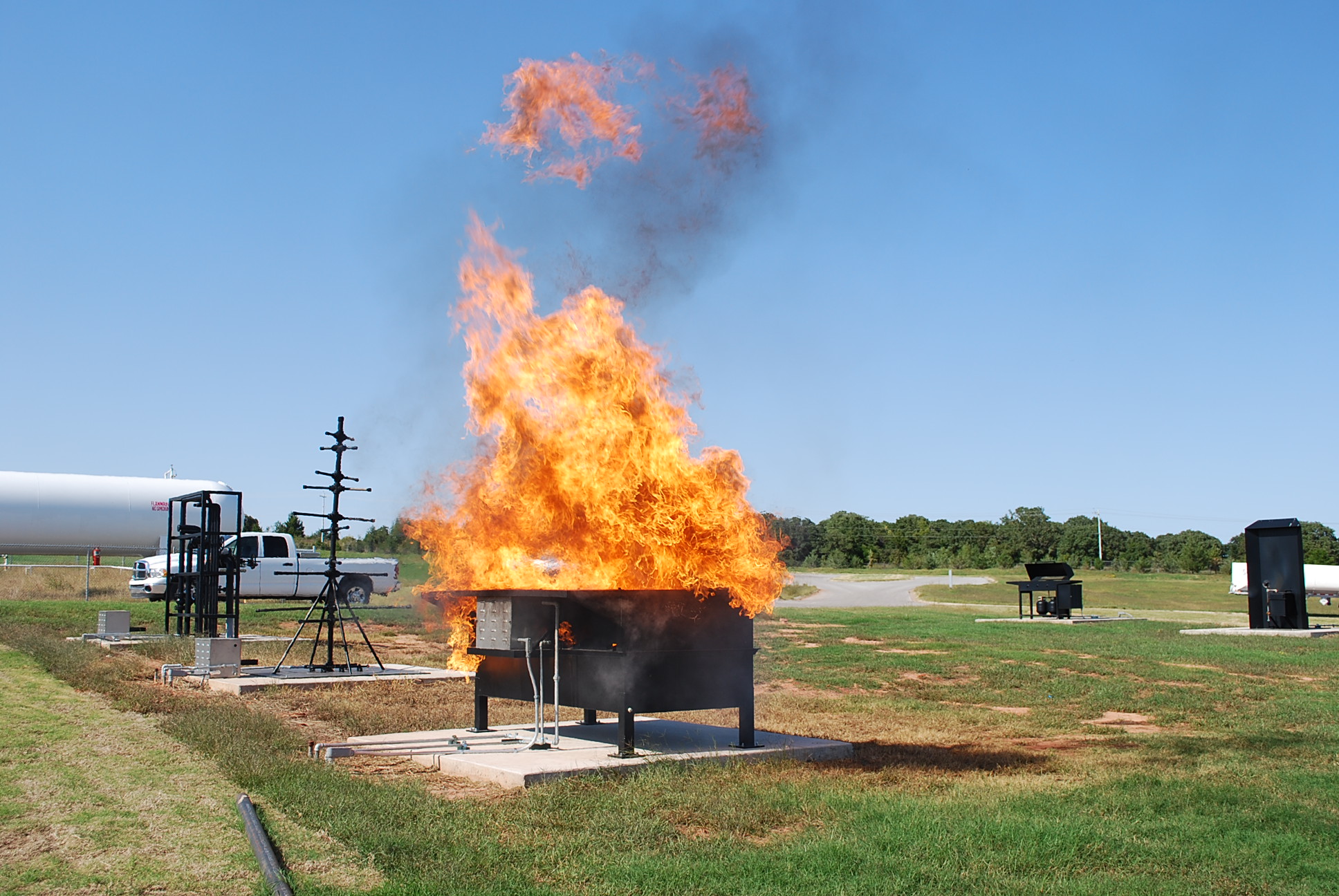 Dip tank live-fire training prop for controlled firefighter training