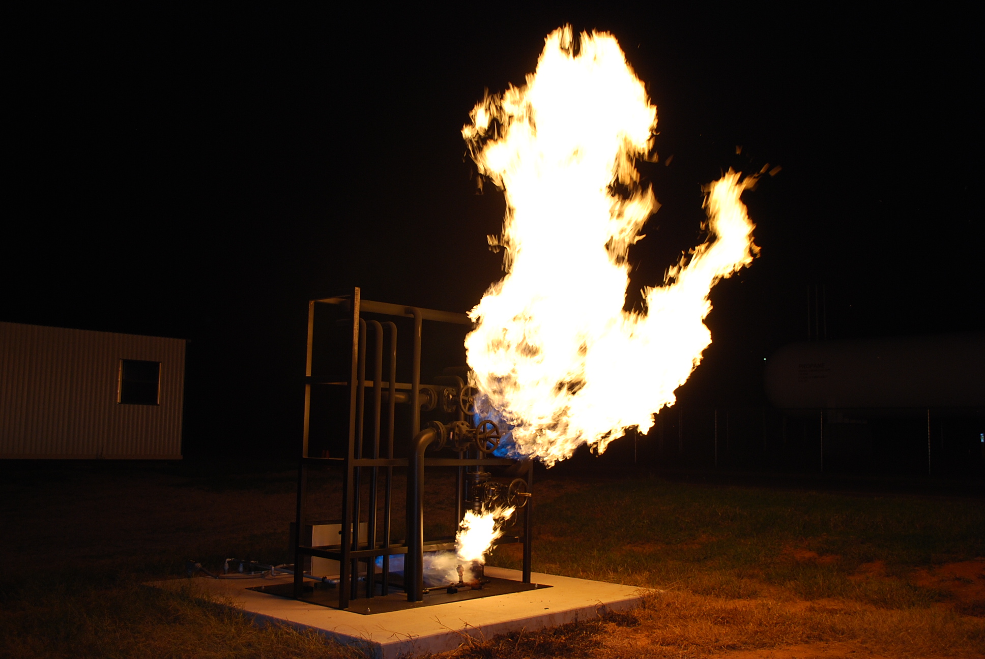 High/Low Flange fire training prop for controlled industrial live-fire firefighter response training