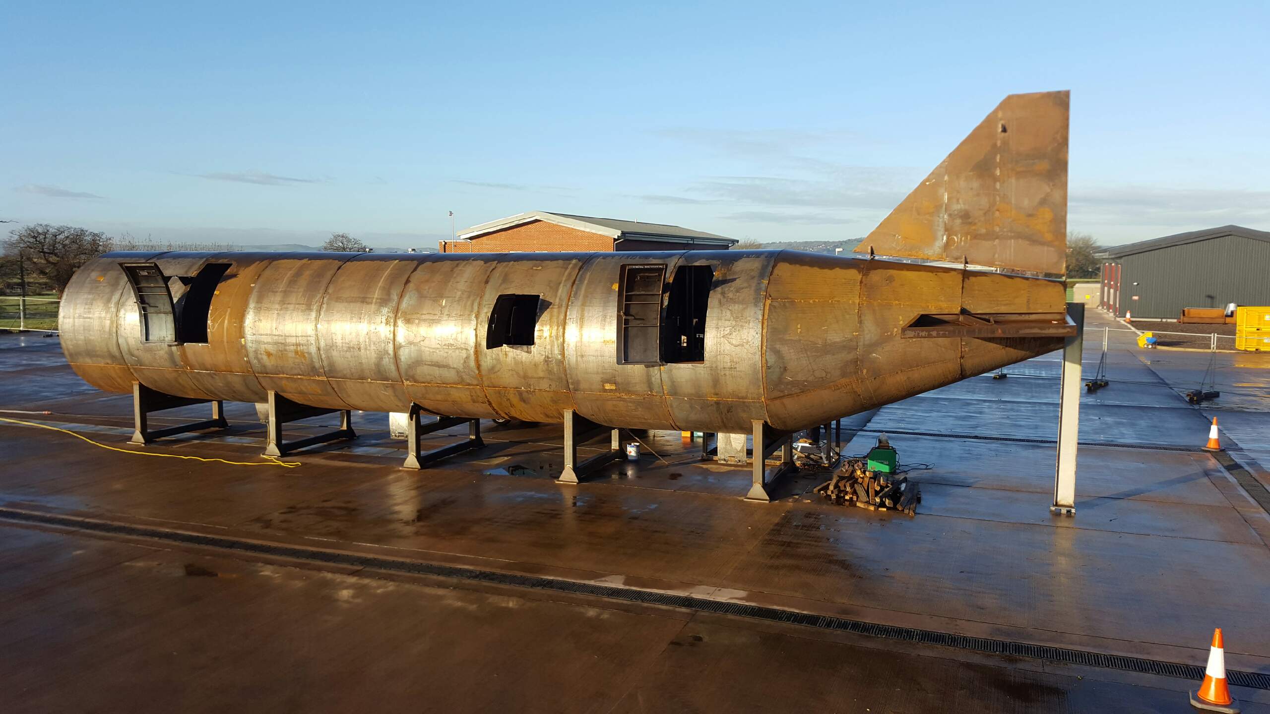 Expandable ARFF aircraft fuselage training system for firefighter response exercises