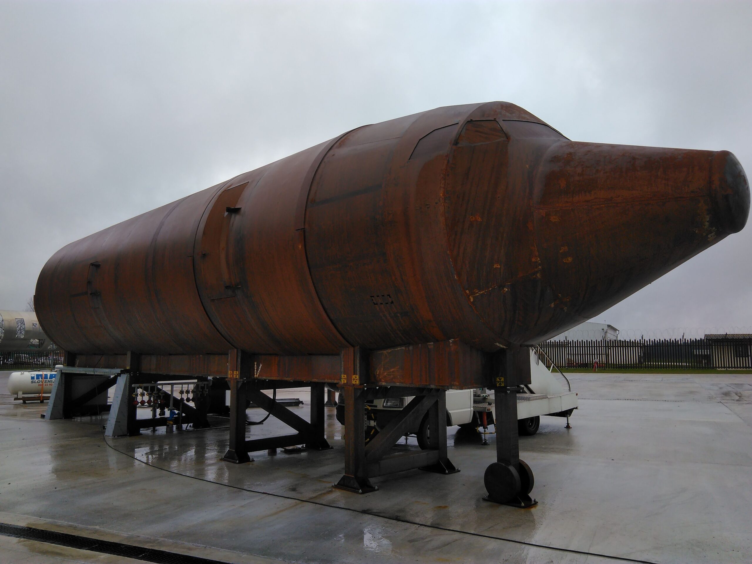 Expandable aircraft rescue and firefighting training prop on support framework