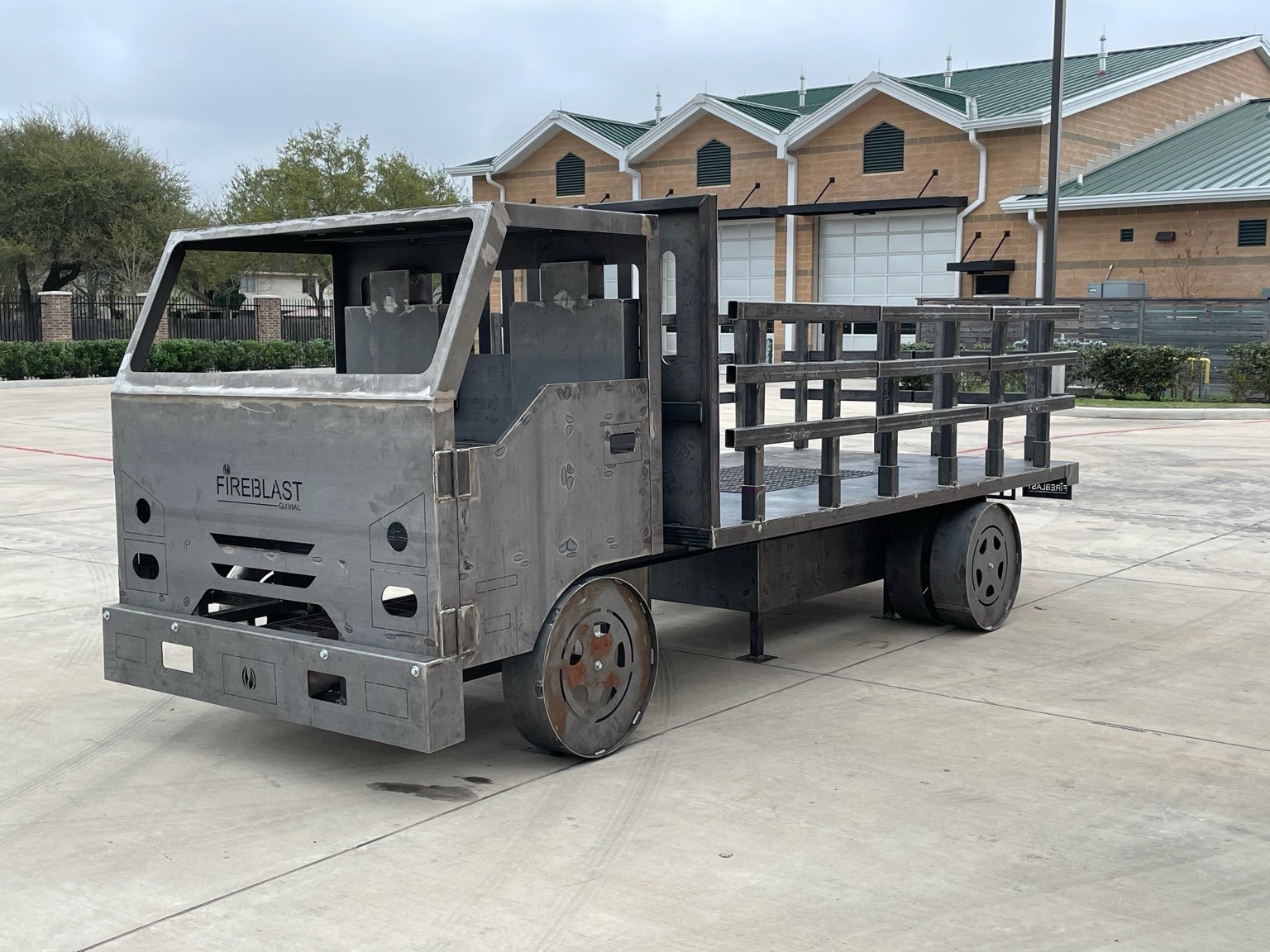 Box truck fire training prop for controlled commercial vehicle fire response and firefighter suppression training