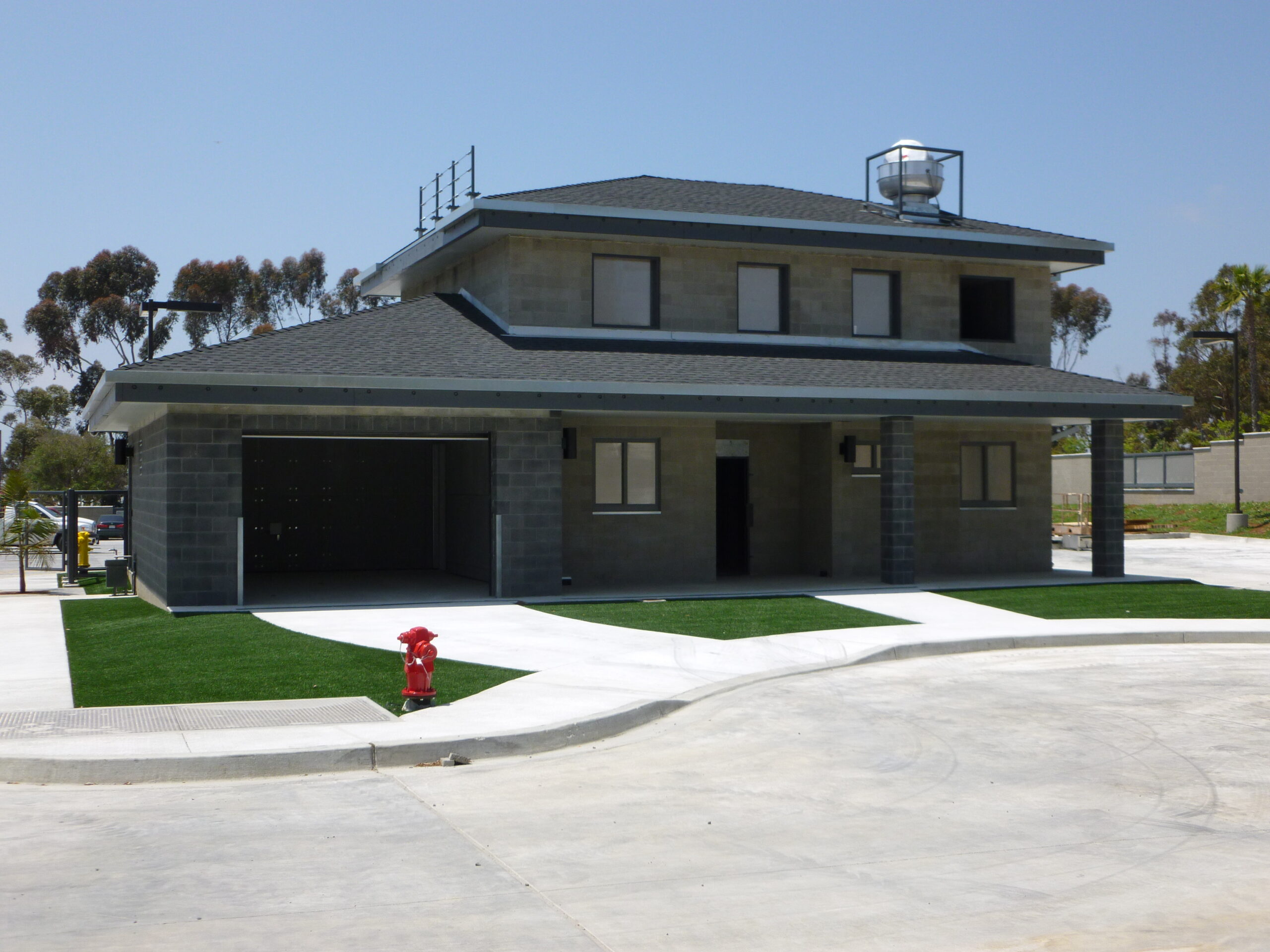 Fire training tower with exterior access for firefighter drills